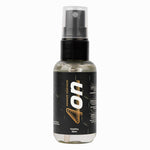 Nahaufnahme der 4on TotalDry Sprühflasche (50ml), die Schweißbildung an den Händen reduziert und den Griff verbessert.