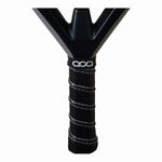 Nahaufnahme des schwarzen, perforierten Padel-Griffbands (Overgrip) mit weißen Kontrastnähten und dem weißen ACA-Logo am Griffbandabschluss.