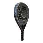 Schrägansicht von links auf den ACA Padel Atrium Padelschläger, fokussiert auf das graue Schlägerblatt, das dynamische Kurven-Design und den matten Rahmen.