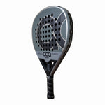 Schrägansicht von rechts auf den ACA Padel Atrium Padelschläger, der das strukturierte Oberflächenmuster, den schwarzen Rahmen mit Schriftzug und den ergonomischen Griff zeigt.