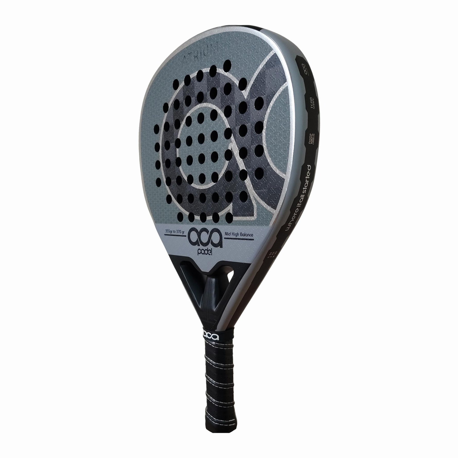 Schrägansicht von rechts auf den ACA Padel Atrium Padelschläger, der das strukturierte Oberflächenmuster, den schwarzen Rahmen mit Schriftzug und den ergonomischen Griff zeigt.