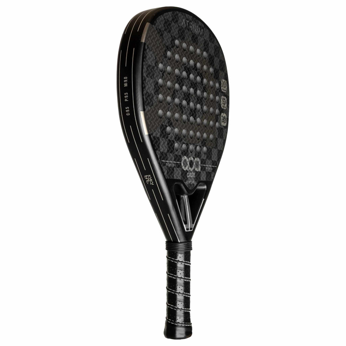 Schräge Ansicht des ACA Padel Atrium, die das schwarz-graue Schachbrettmuster der 18K Carbon-Oberfläche und die Tropfenform hervorhebt.