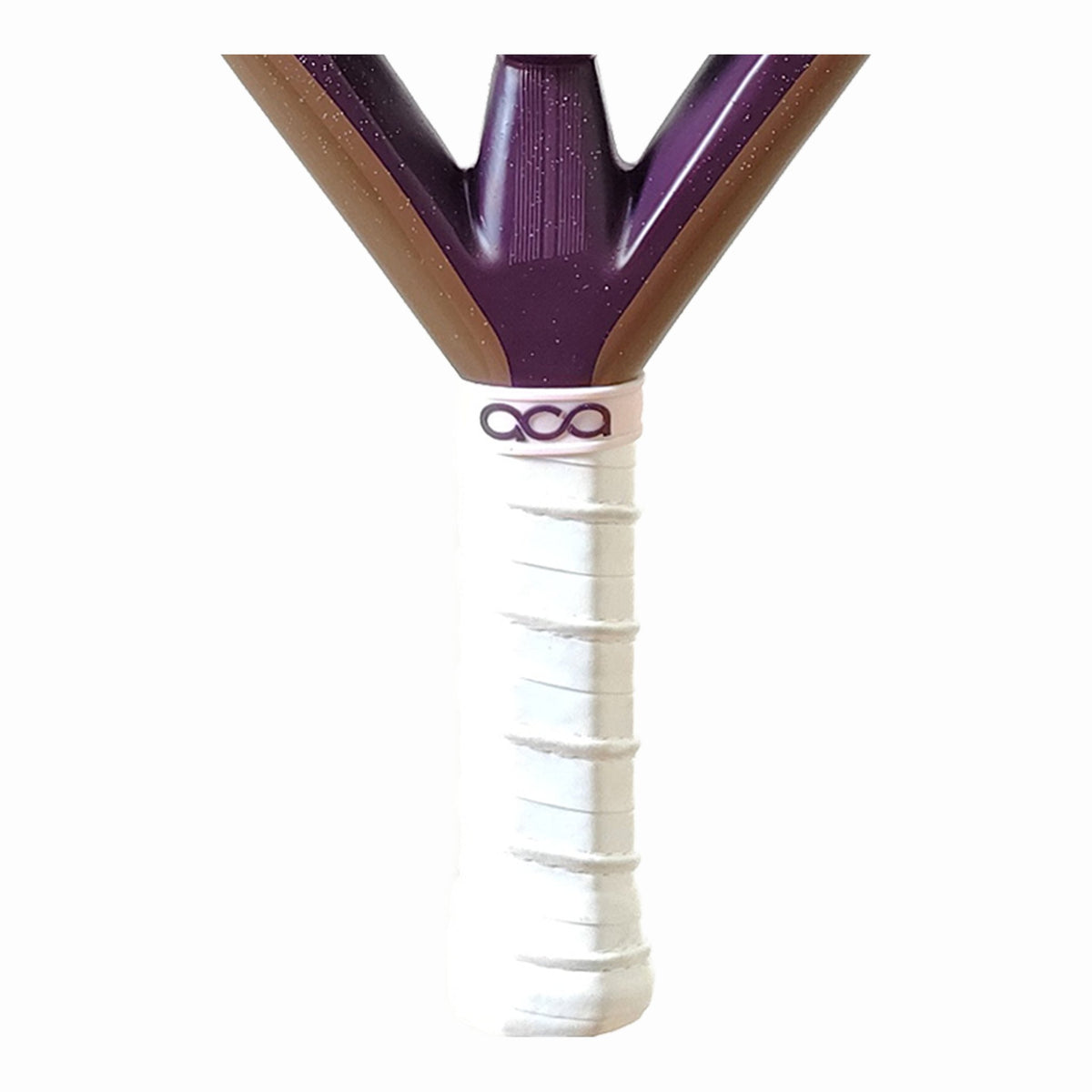 Nahaufnahme des weißen, ergonomisch gewickelten Padel-Griffbands (Overgrip) des ACA Atrium X mit dem lila ACA-Logo auf dem Abschlussband.