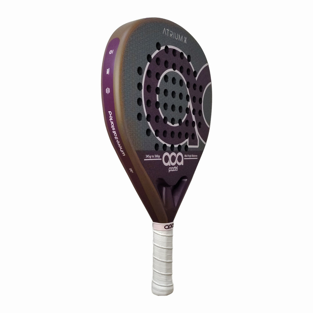 Schrägansicht von links auf den ACA Padel Atrium X Padelschläger, fokussiert auf das Schlägerblatt mit lila Akzenten, das Lochmuster und das aerodynamische Herzstück des Schlägers.