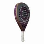 Schrägansicht von links auf den ACA Padel Atrium X Padelschläger, fokussiert auf das Schlägerblatt mit lila Akzenten, das Lochmuster und das aerodynamische Herzstück des Schlägers.