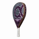 Schrägansicht von rechts auf den ACA Padel Atrium X Padelschläger, der das lila Markenlogo auf strukturiertem Grund, den bronzebraunen Rahmen mit Schriftzug und den weißen Griff zeigt.