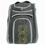 Frontalansicht der Padel Tasche mit praktischen Reißverschluss-Fächern für Accessoires und Wertsachen.