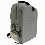 Seitenprofil des grauen ACA Padel Backpacks, das die seitliche Netztasche für Getränke oder Bälle zeigt.