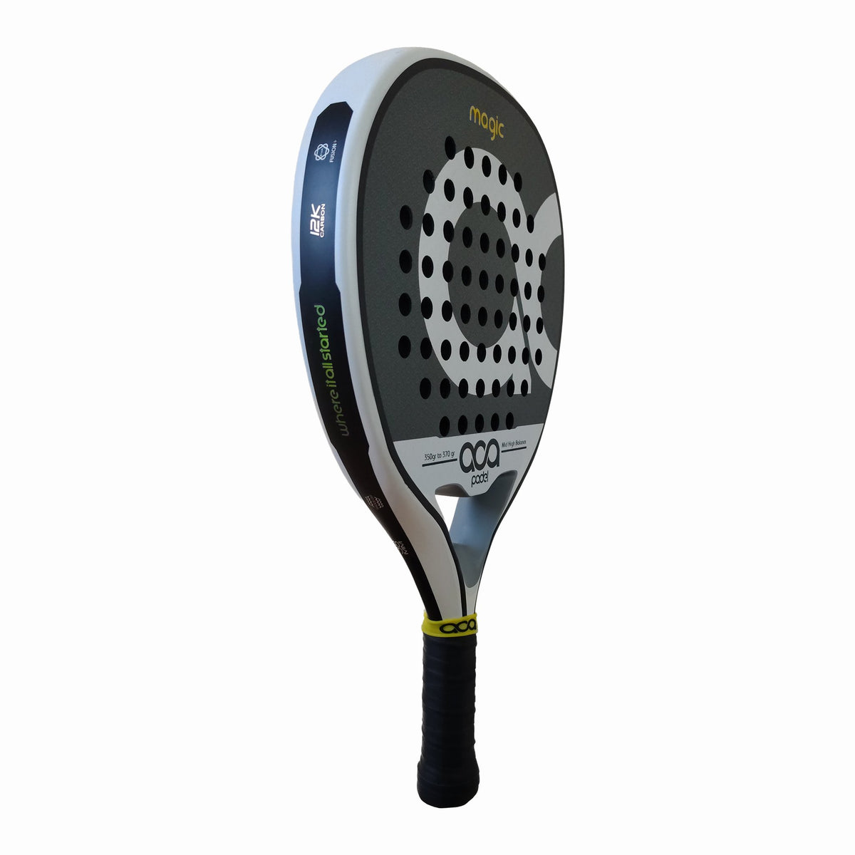 Schrägansicht des ACA Magic Padel Rackets von links. Fokus auf die vielseitige Hybrid-Form, den Carbon Trueform Rahmen in Weiß und das große, graue ACA-Logo auf der Schlagfläche.