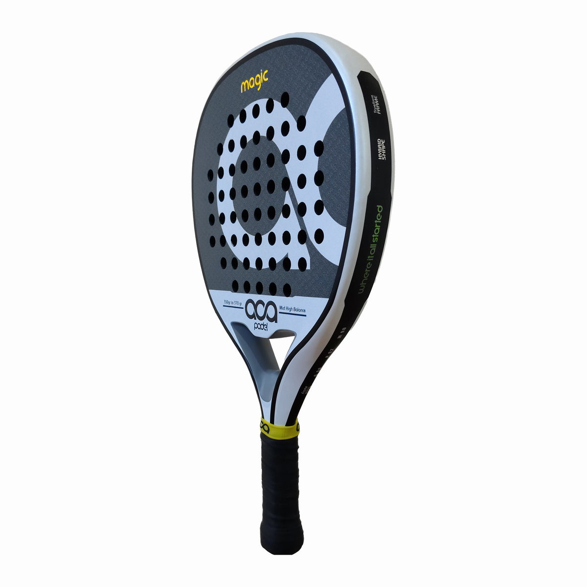 Seitliche Ansicht des ACA Magic Schlägers im CourtCrusher Shop. Das Bild zeigt das edle Design sowie die technischen Aufdrucke für die Mid-High Balance und das Gewicht von 350 bis 370 Gramm.