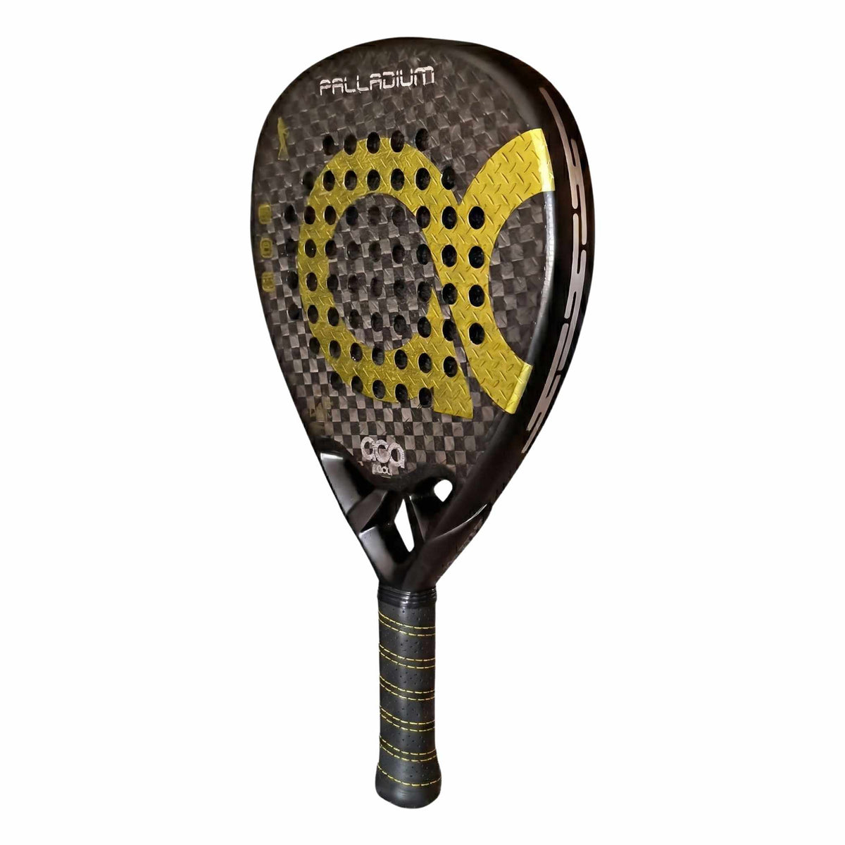 Schräge Ansicht des ACA Padel Palladium Gold, welche die 3D - Textur hervorhebt