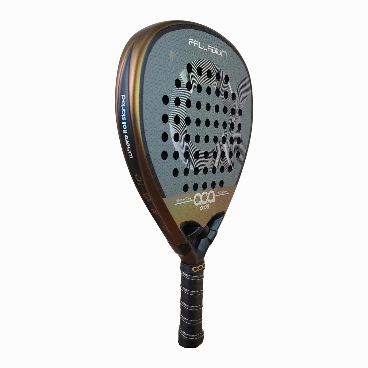 Schrägansicht des ACA Palladium Gold Padel Rackets von links. Fokus auf den 100 % Carbon-Rahmen mit TRUE FORM Technologie und den edlen Schriftzug "where it all started".