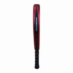 Seitenprofil des ACA Palladium Red Padelschlägers. Detailaufnahme des 38 mm starken, roten Rahmens mit aufgedruckten Spezifikationen wie dem 12K Carbon und dem Dual-Density EVA Fusion Kern.
