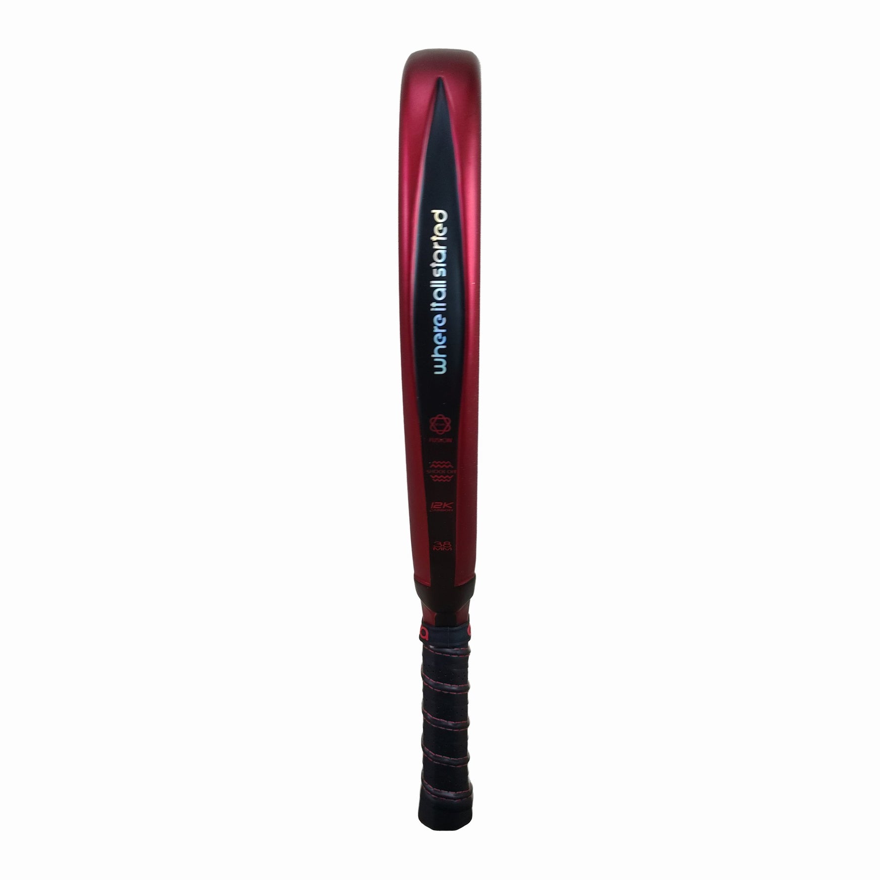 Seitenprofil des ACA Palladium Red Padelschlägers. Detailaufnahme des 38 mm starken, roten Rahmens mit aufgedruckten Spezifikationen wie dem 12K Carbon und dem Dual-Density EVA Fusion Kern.