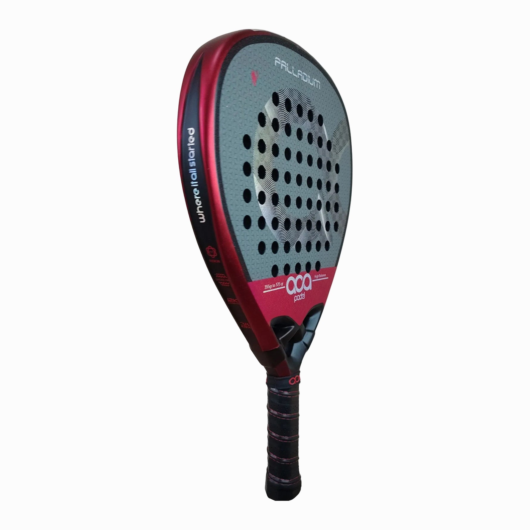Schrägansicht des ACA Palladium Red Padel Rackets von links. Zeigt die markante Diamant-Form und den roten Carbon-Rahmen mit dem Schriftzug "where it all started".