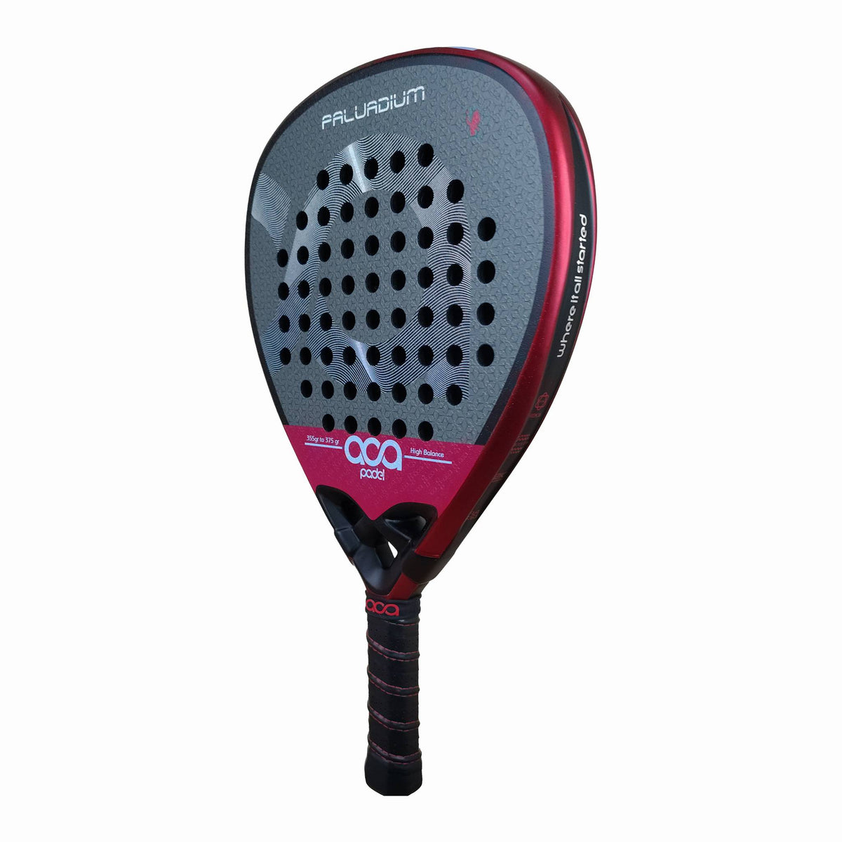 Seitliche Ansicht des ACA Padel Palladium Red Schlägers im CourtCrusher Shop. Fokus auf die 3D-strukturierte Schlagfläche mit Sand-Finish für maximalen Spin und die "High Balance" Ausrichtung.