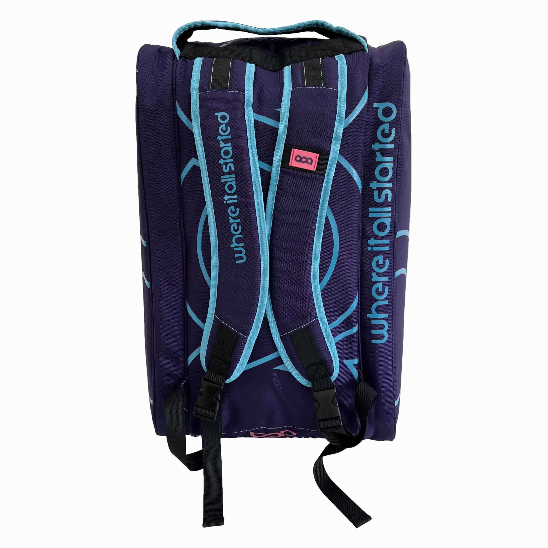 ückseite der Tasche mit gepolsterten, verstellbaren Tragegurten und dem Schriftzug 'where it all started'.