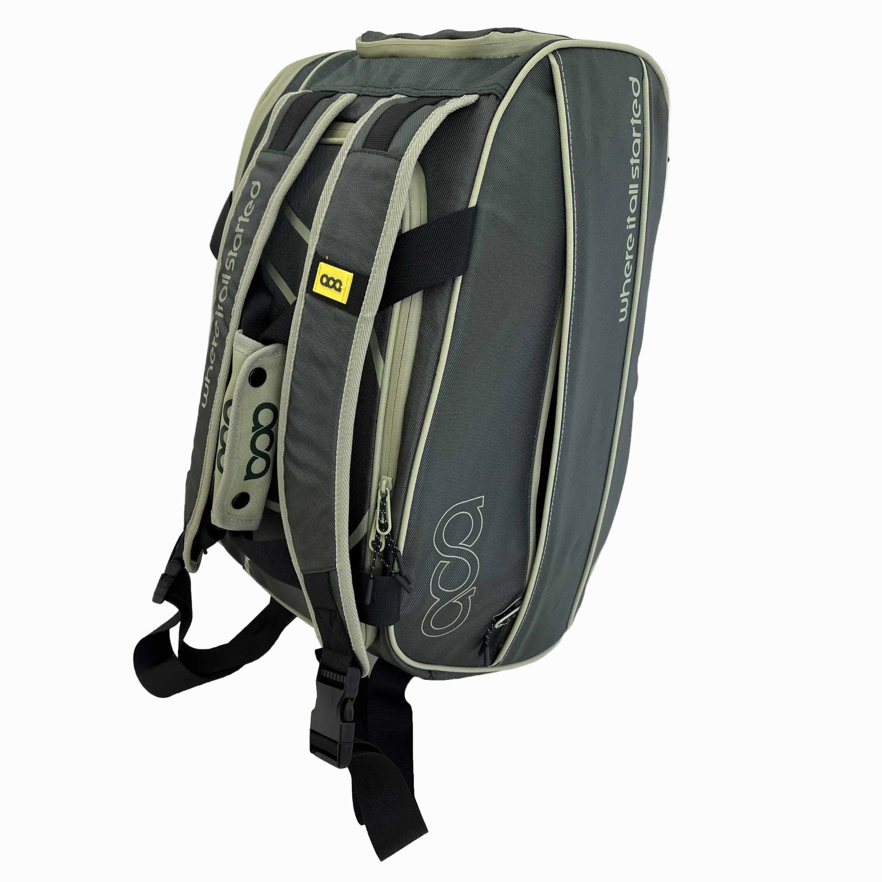 Rückseite der grau-grünen ACA Padel Tasche mit gepolsterten Tragegurten für die praktische Rucksack-Funktion