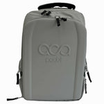 Frontansicht des grauen ACA Padel Rucksacks mit großem, geprägten Logo auf der Vorderseite.