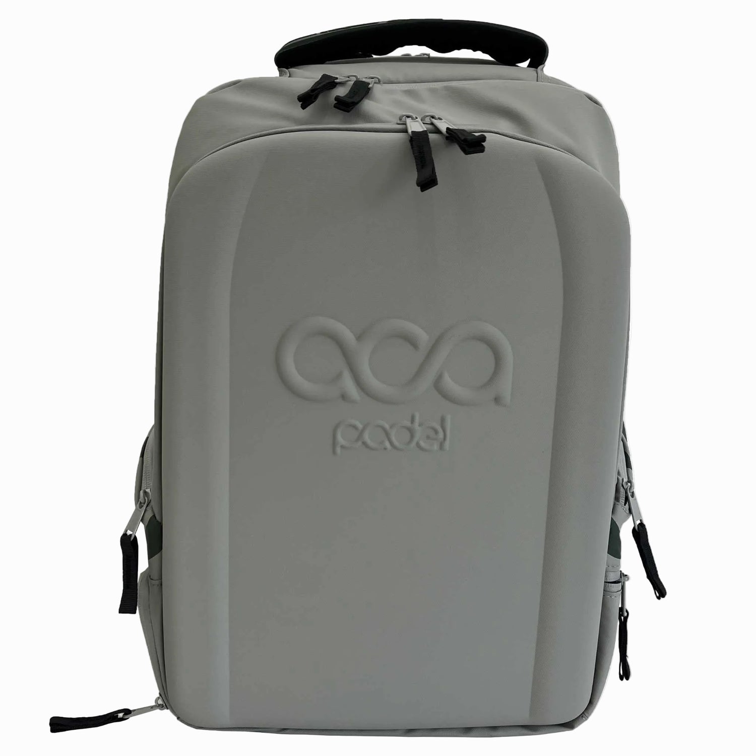 Frontansicht des grauen ACA Padel Rucksacks mit großem, geprägten Logo auf der Vorderseite.