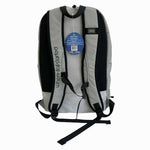 Rückseite des grauen Rucksacks mit gepolsterten Tragegurten und dem vertikalen Slogan 'where it all started'