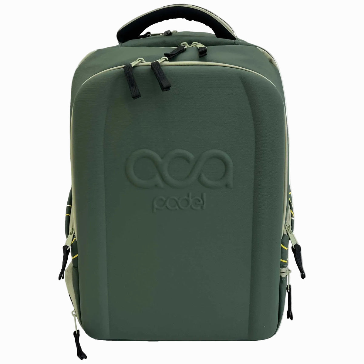 Frontansicht des grünen ACA Padel Rucksacks mit großem, geprägten Logo auf der Vorderseite.