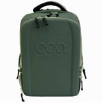 Frontansicht des grünen ACA Padel Rucksacks mit großem, geprägten Logo auf der Vorderseite.