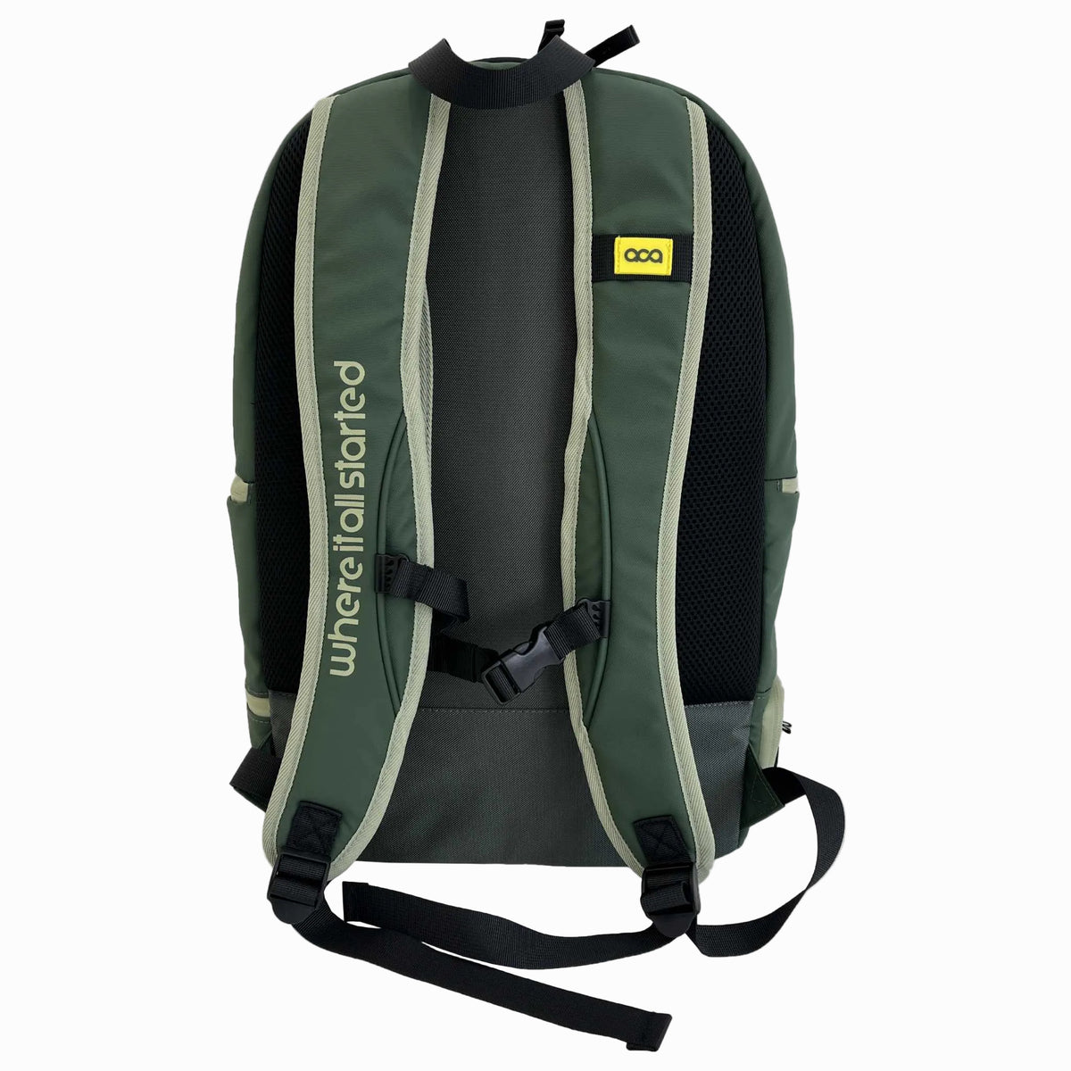 Rückseite des Rucksacks mit ergonomischen Tragegurten, Polsterung und dem Slogan 'where it all started'