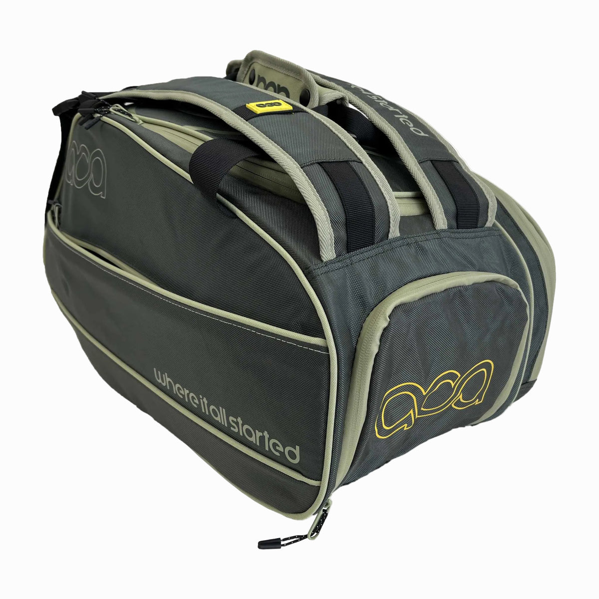 Schräge Draufsicht auf die graue ACA Padel Schlägertasche, die die robusten Tragegriffe und Hauptfächer zeigt.