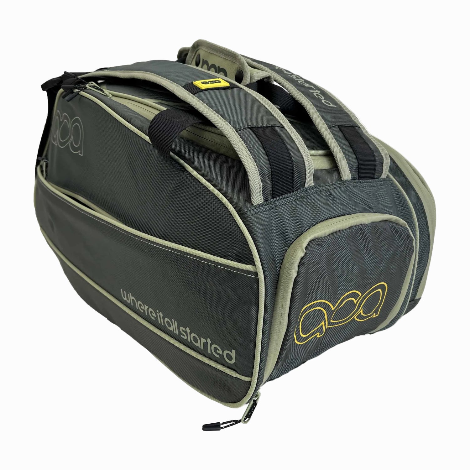Schräge Draufsicht auf die graue ACA Padel Schlägertasche, die die robusten Tragegriffe und Hauptfächer zeigt.