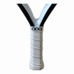 Detailaufnahme des Griffs vom ACA Padel Wave. Weißes, perforiertes Griffband für maximalen Komfort und eine hochwertige Handgelenksschlaufe am Schlägerende mit schwarzem ACA-Logo.