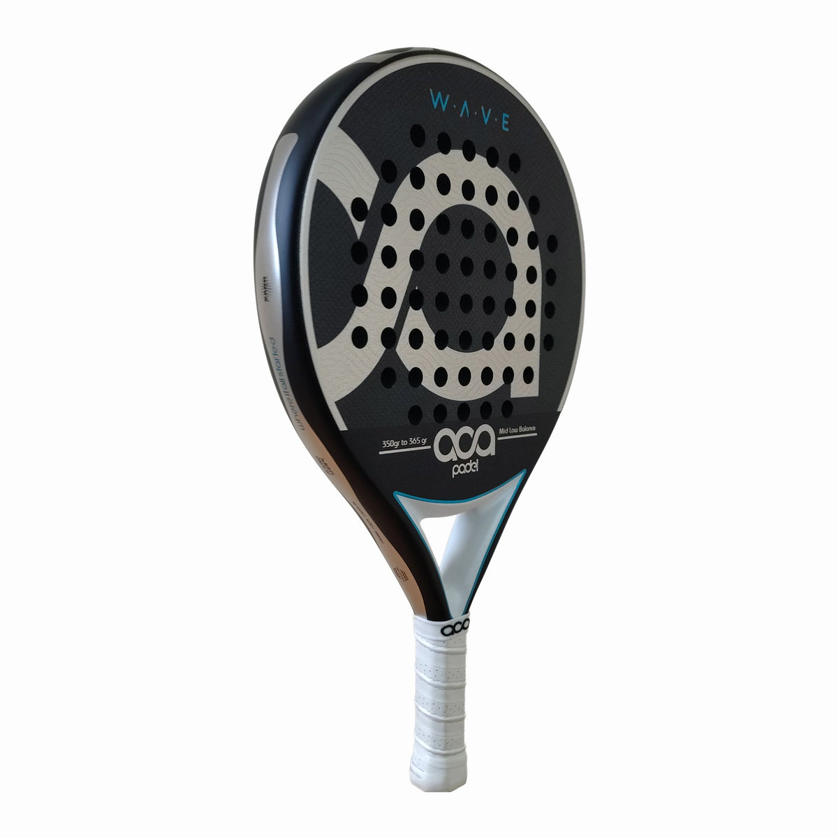 Schrägansicht des ACA Wave Padel Rackets von links. Fokus auf die fehlerverzeihende runde Form (Round Shape), den 100 % Carbon Trueform Rahmen in Weiß und das markante Logo-Design.