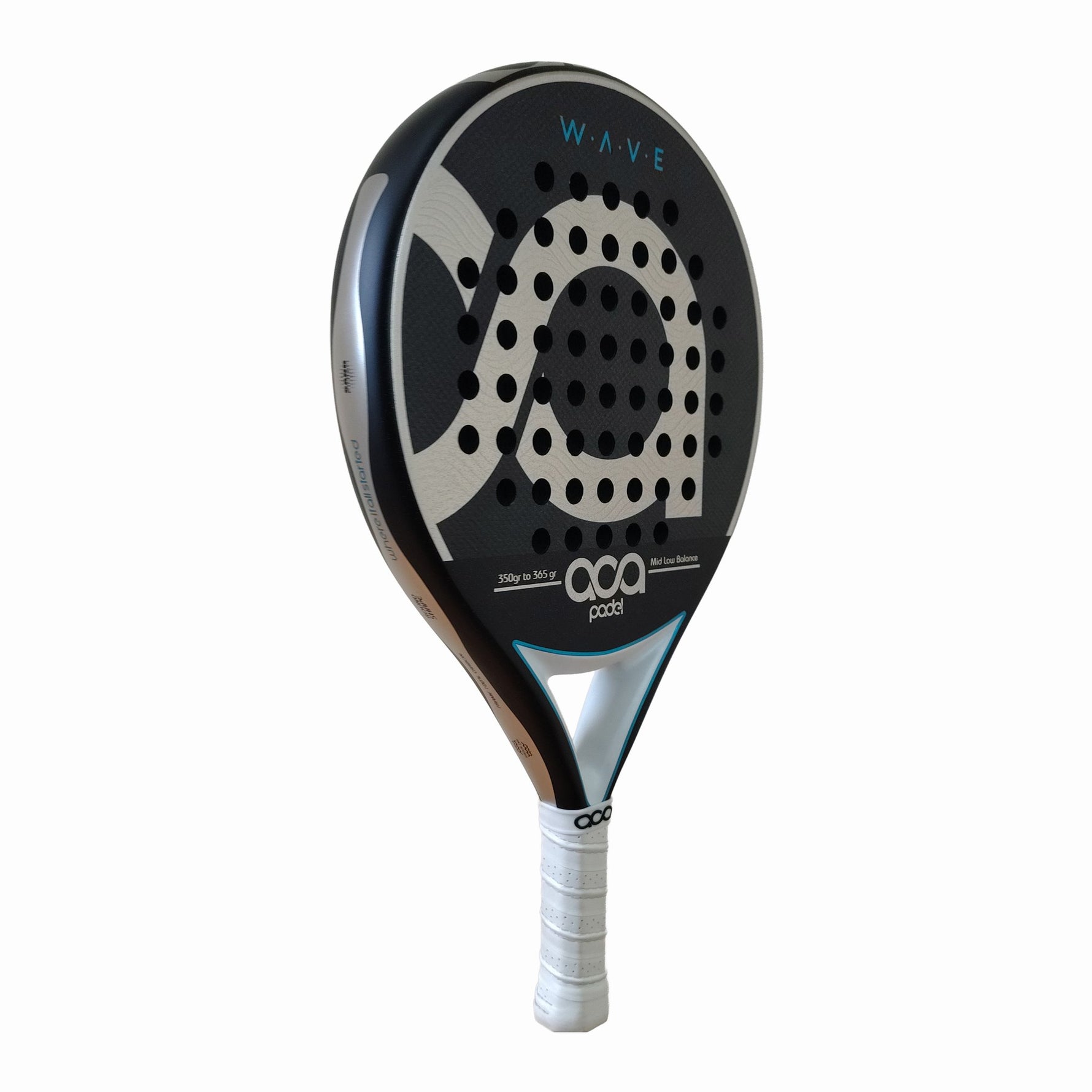 Schrägansicht des ACA Wave Padel Rackets von links. Fokus auf die fehlerverzeihende runde Form (Round Shape), den 100 % Carbon Trueform Rahmen in Weiß und das markante Logo-Design.