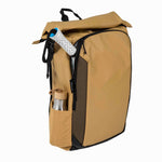 Seitenansicht des Adidas Multigame Rucksacks, die das Schlägerfach und den seitlichen Flaschenhalter zeigt.