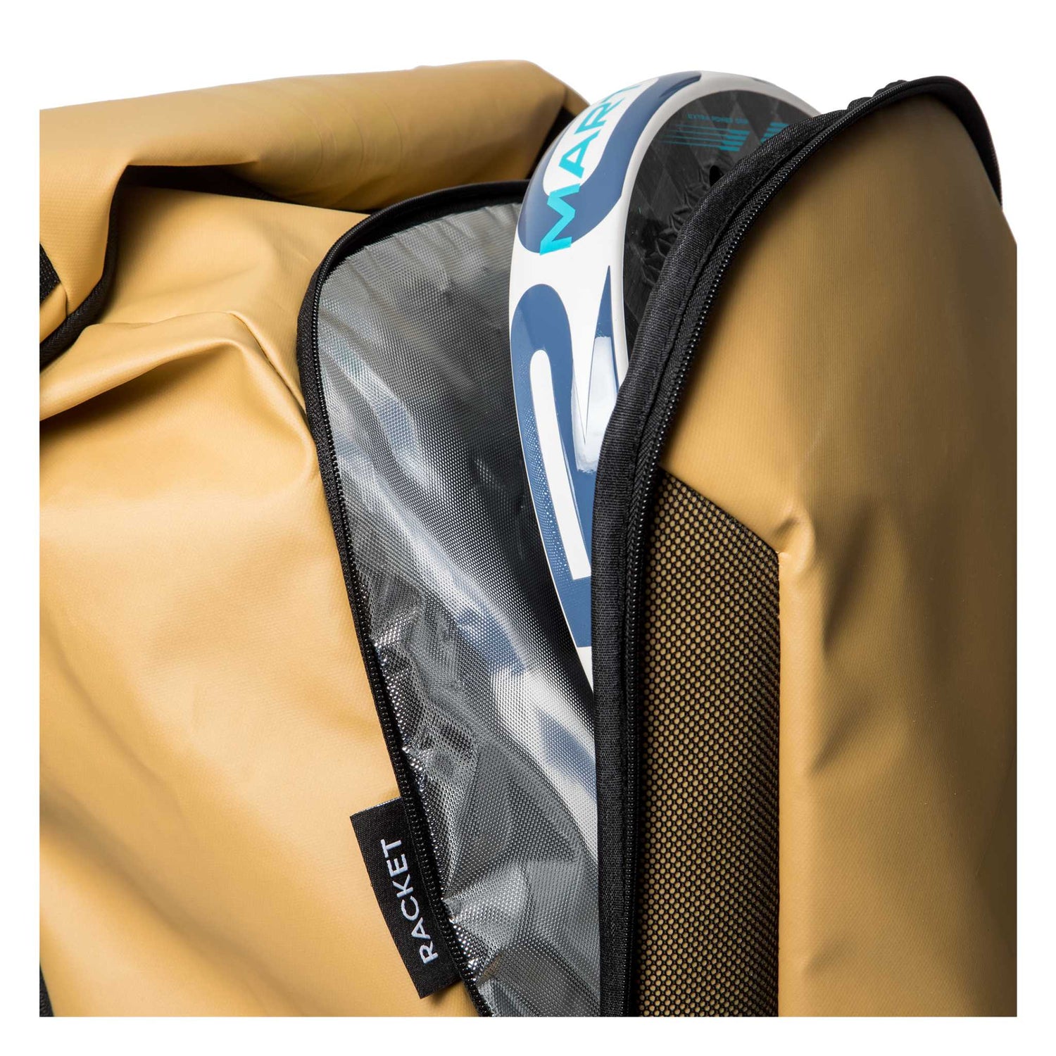 Nahaufnahme des geöffneten Rucksackfachs mit silberner Thermo-Isolierung zum Schutz des Padelschlägers.
