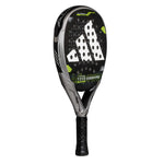 Schräge Ansicht des Adidas Padel Schlägers, die das schwarz-graue Design mit neongrünen Akzenten zeigt.