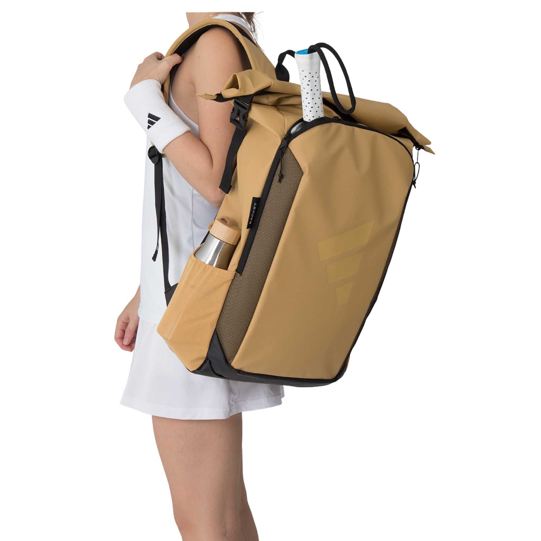 Tragebeispiel des Adidas Padel Rucksacks am Rücken, um die Passform und Größe im Verhältnis zum Körper zu zeigen.