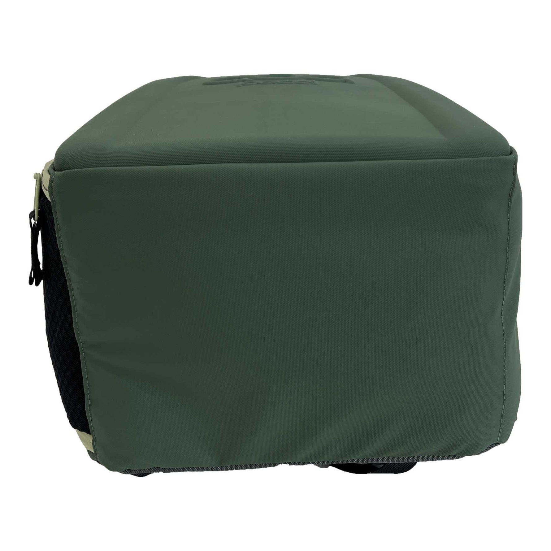 Ansicht der Unterseite des grünen ACA Padel Rucksacks, die den verstärkten Boden der Tasche zeigt.