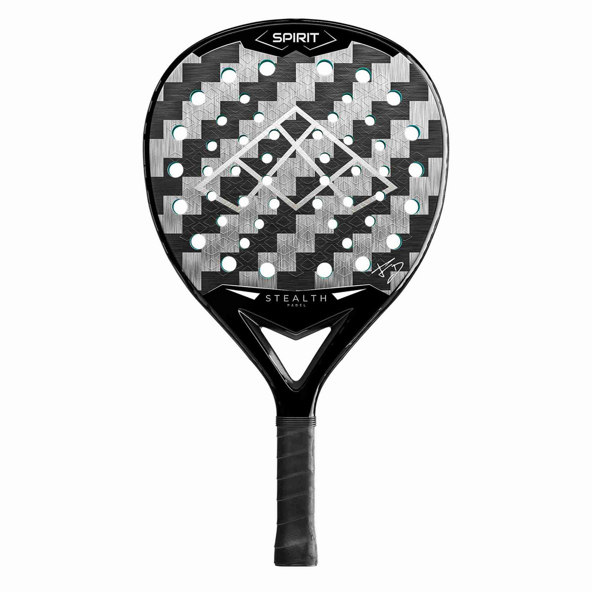 Frontalansicht des Stealth Padel Spirit Facu Dominguez Padelschlägers. Schwarzes Racket mit silbernem 18K Carbon-Muster, türkisblauen Löchern und der Signatur von Facundo Dominguez.