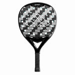 Frontalansicht des Stealth Padel Spirit Facu Dominguez Padelschlägers. Schwarzes Racket mit silbernem 18K Carbon-Muster, türkisblauen Löchern und der Signatur von Facundo Dominguez.