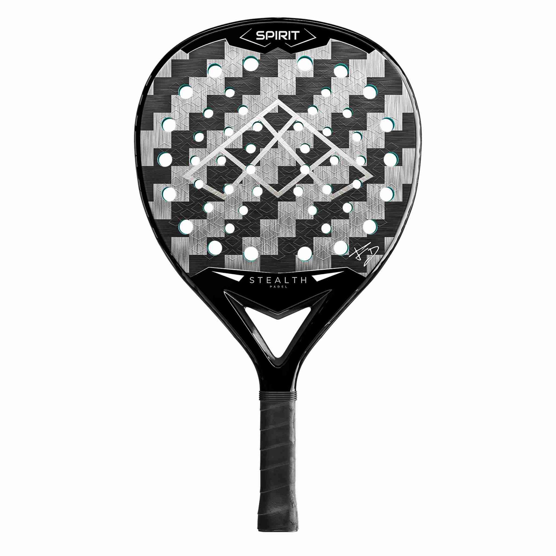 Frontalansicht des Stealth Padel Spirit Facu Dominguez Padelschlägers. Schwarzes Racket mit silbernem 18K Carbon-Muster, türkisblauen Löchern und der Signatur von Facundo Dominguez.