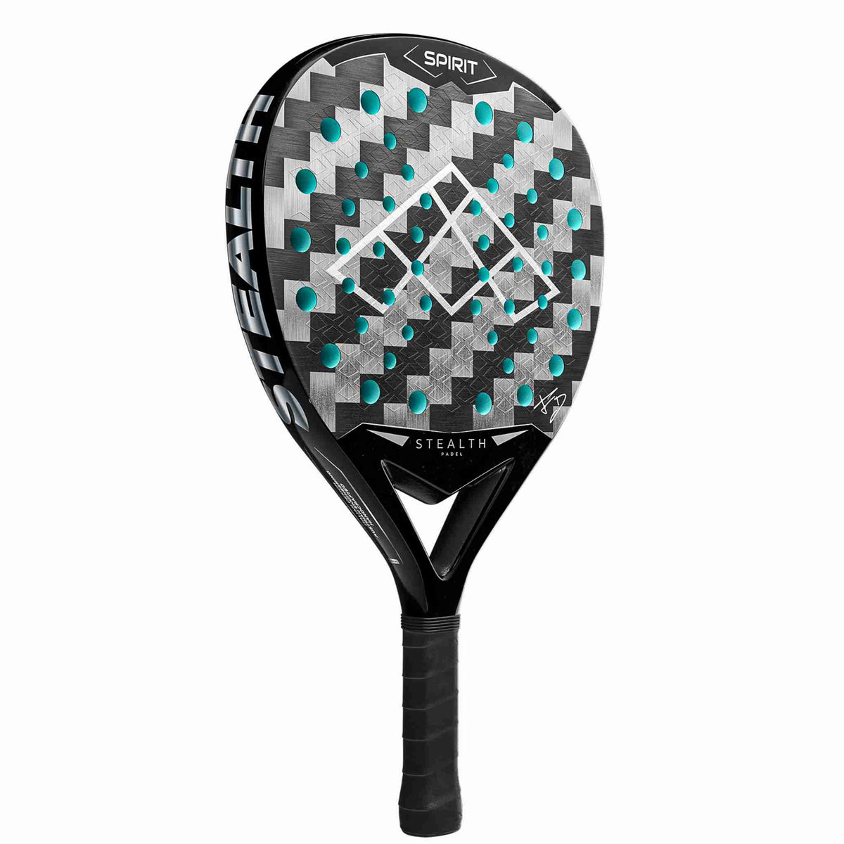 Schrägansicht des Stealth Spirit Facu Dominguez Padel Rackets. Zeigt die aerodynamische Hybrid-Form, das edle Carbon-Finish und den schwarzen Griff des Premium-Schlägers.