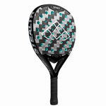 Schrägansicht des Stealth Spirit Facu Dominguez Padel Rackets. Zeigt die aerodynamische Hybrid-Form, das edle Carbon-Finish und den schwarzen Griff des Premium-Schlägers.