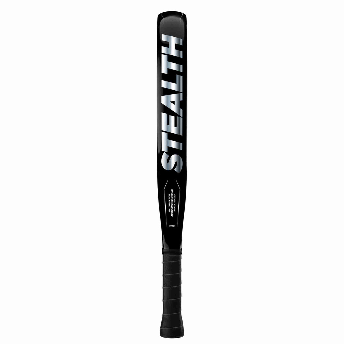 Seitenansicht des Stealth Spirit Facu Dominguez Rackets. Das 38 mm starke Profil des Forged Carbon und Kevlar-Rahmens mit großem, silbernem Stealth-Schriftzug.
