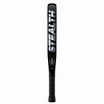 Seitenansicht des Stealth Spirit Facu Dominguez Rackets. Das 38 mm starke Profil des Forged Carbon und Kevlar-Rahmens mit großem, silbernem Stealth-Schriftzug.