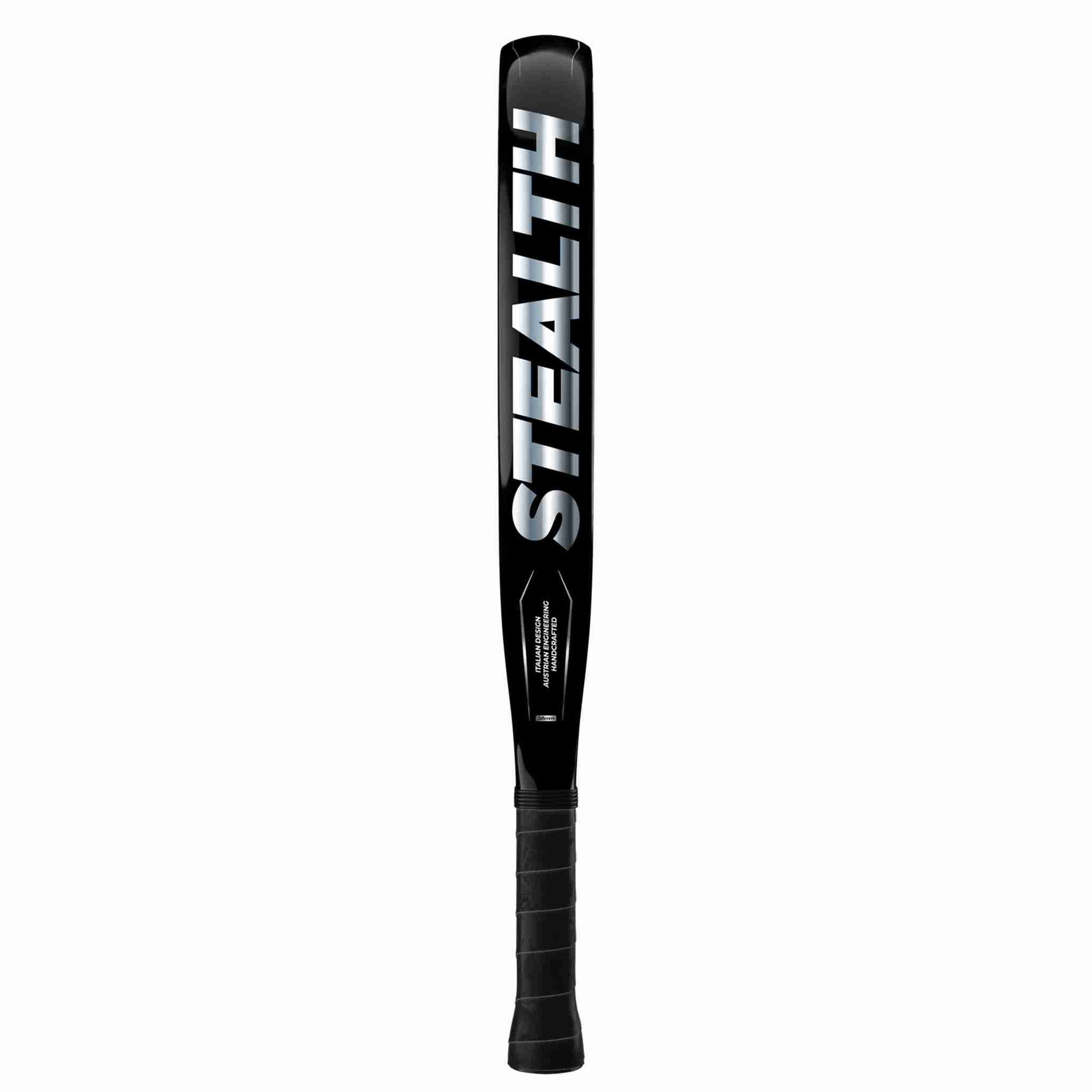 Seitenansicht des Stealth Spirit Facu Dominguez Rackets. Das 38 mm starke Profil des Forged Carbon und Kevlar-Rahmens mit großem, silbernem Stealth-Schriftzug.