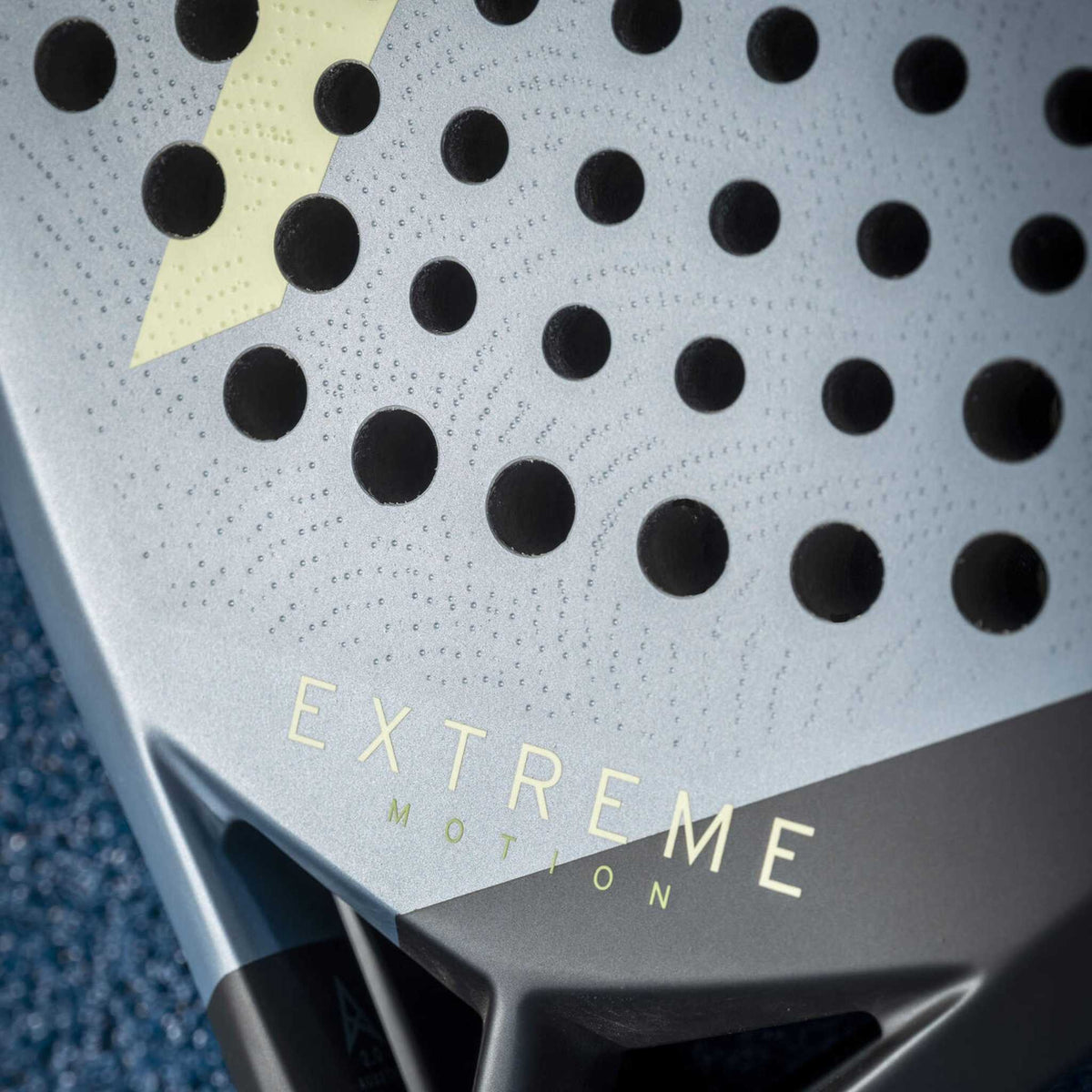 Detailansicht des Schriftzugs Extreme Motion und der strukturierten Oberfläche für mehr Spin.