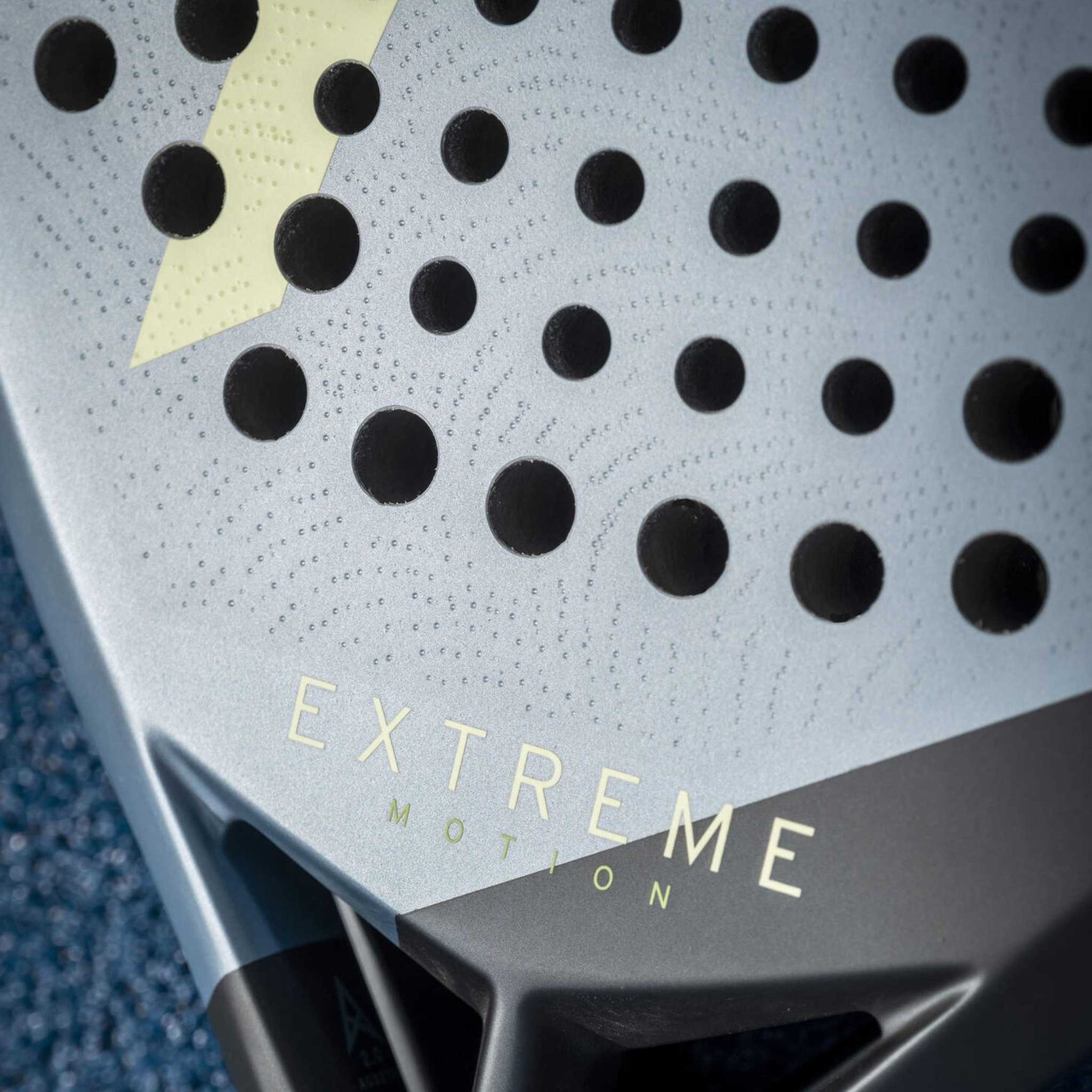 Detailansicht des Schriftzugs Extreme Motion und der strukturierten Oberfläche für mehr Spin.