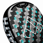 Nahaufnahme der Schlagfläche des Stealth Spirit Padelschlägers. Detaillierte Sicht auf die 18K ALU Twill Carbon Struktur und die sandgestrahlte 3D-Oberfläche für maximalen Spin.