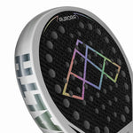 Stealth Padel Aurora Schlagfläche Detail – holografisches Logo, Carbon Noppen Textur Nahaufnahme